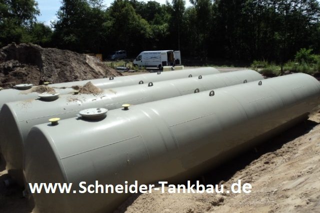 3 Stück 100000 Liter Erdtanks in einer tiefen Grube, umgeben von Erde, für Löschwasserversorgung