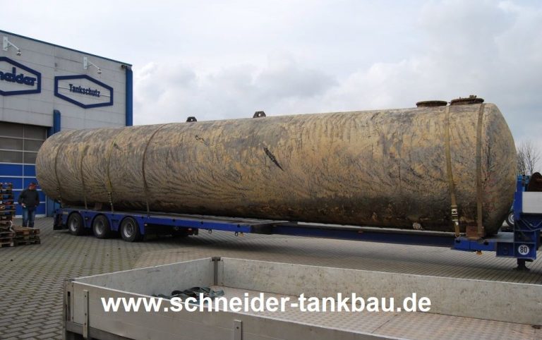 ein Erdtank für Löschwasser auf einem LKW auf einem Betriebsgelände