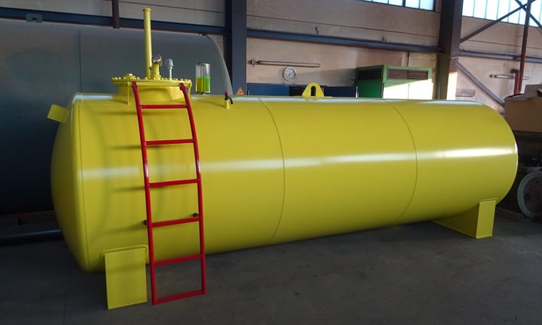 10.000 Liter Heizöltank Gelber Lagerbehälter, Heizöltank, zylindrisch liegend, in einer Werkshalle