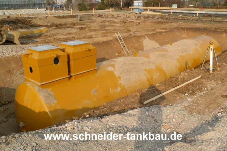50000 Liter großer gelber Erdtank in einer tiefen Grube, umgeben von Erde, für Löschwasserversorgung