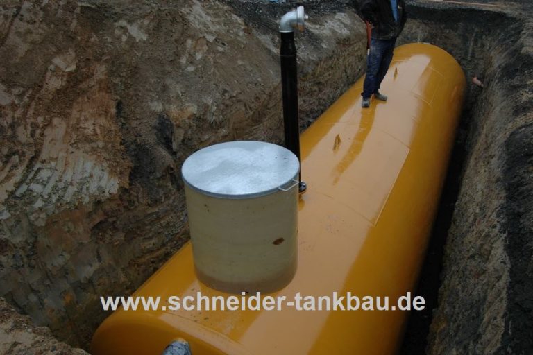 30000 Liter großer Erdtank in einer tiefen Grube, umgeben von Erde, für Löschwasserversorgung