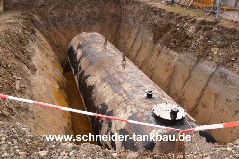 30000 Liter großer Erdtank in einer tiefen Grube, umgeben von Erde, für Löschwasserversorgung